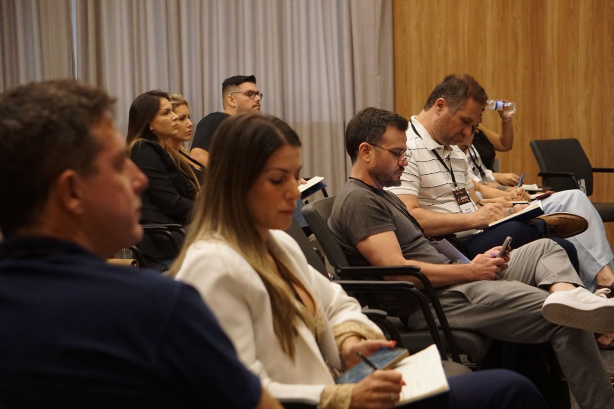 Dentistas fazendo anotações